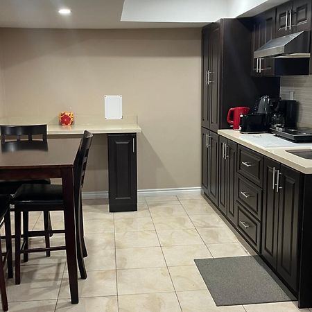 Bernie'S Basement Apartment Milton Exterior photo