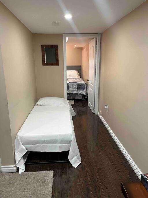 Bernie'S Basement Apartment Milton Exterior photo