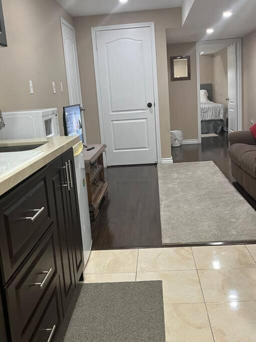Bernie'S Basement Apartment Milton Exterior photo