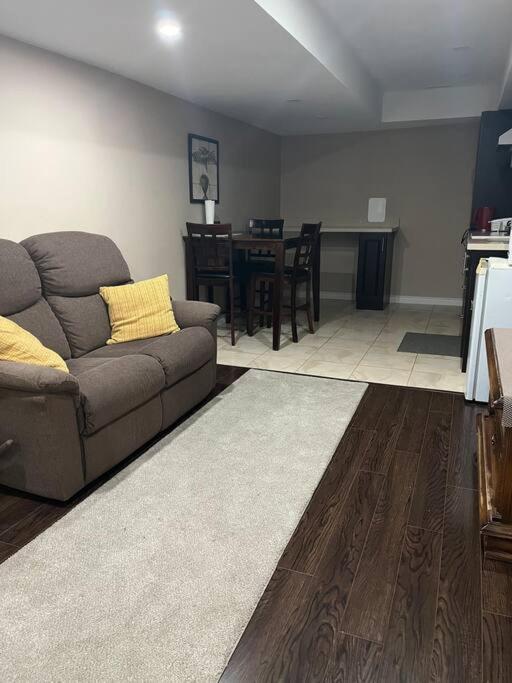 Bernie'S Basement Apartment Milton Exterior photo
