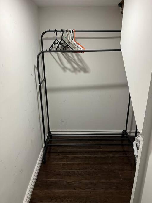 Bernie'S Basement Apartment Milton Exterior photo