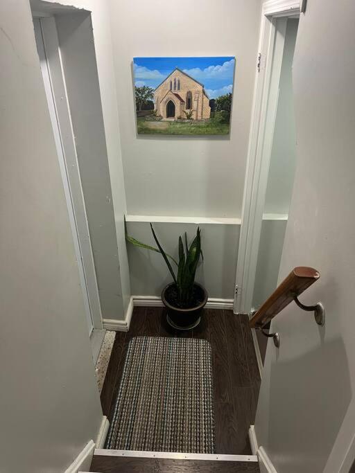 Bernie'S Basement Apartment Milton Exterior photo