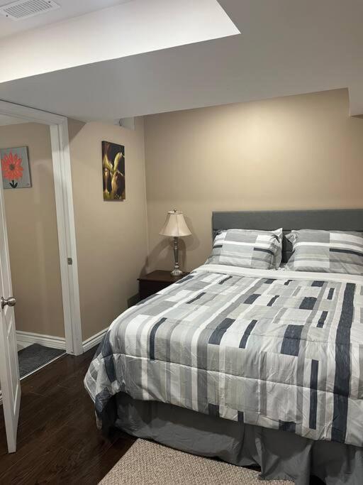 Bernie'S Basement Apartment Milton Exterior photo